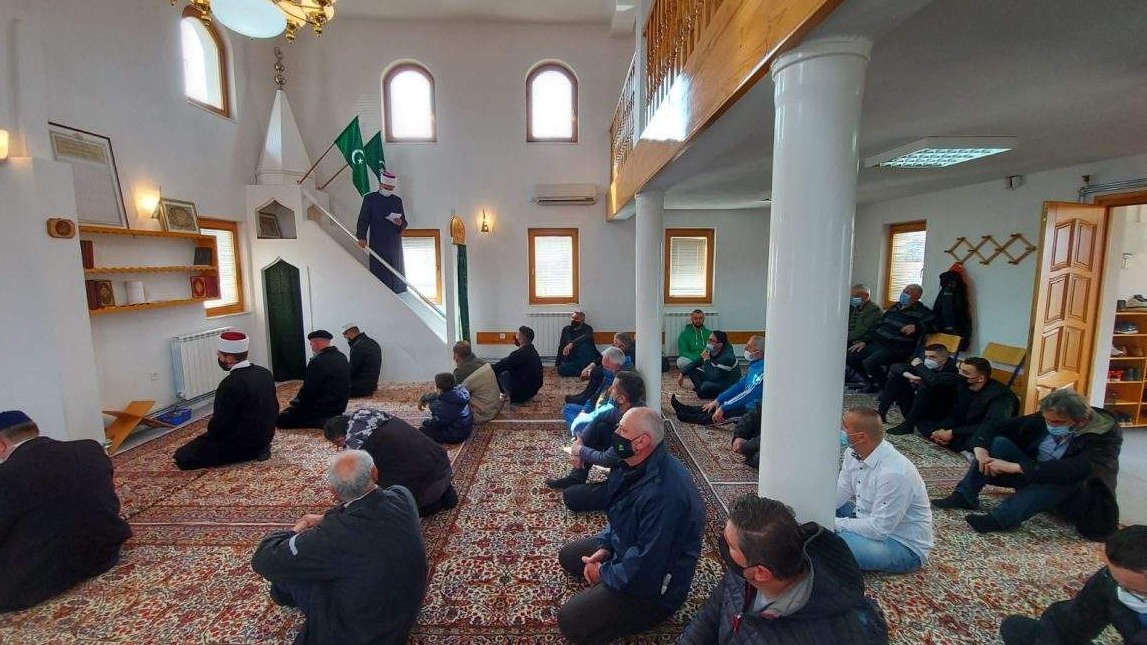 glavni-imam-miz-sarajevo-predvodio-dzuma-namaz-u-dzematu-gornji-kotorac89943.jpg